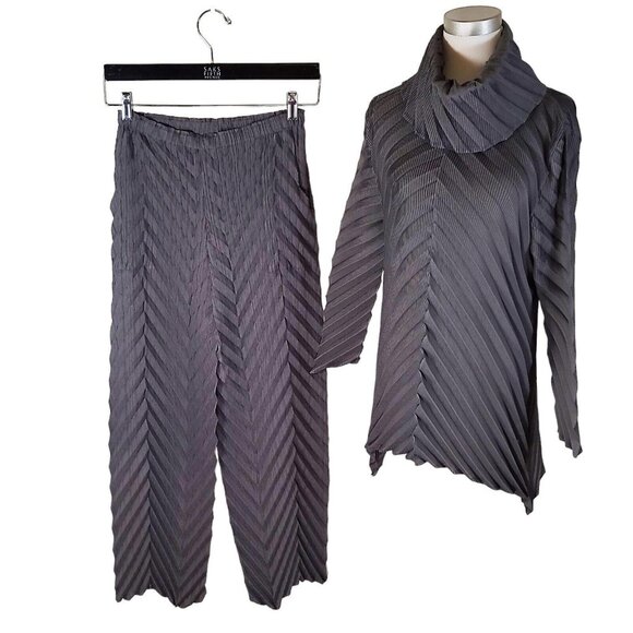 VANITE COUTURE One Size Gray Diagonally Plisse Pleated Turtleneck Top & Pants - Picture 1 of 13